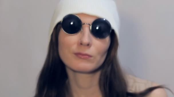 Mode junge Frau mit Hut — Stockvideo
