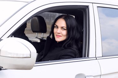 Güzel bir kız araba kullanıyor.