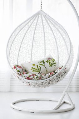 Odada beyaz yuvarlak sandalye