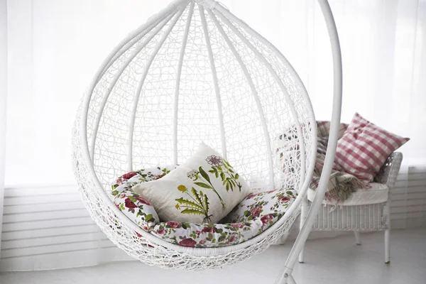 Odada beyaz yuvarlak sandalye