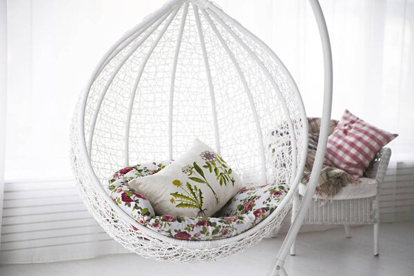 Белый круглый стул в комнате
