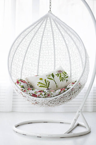 Белый круглый стул в комнате
