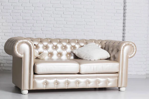 Skórzana kanapa w stylu retro — Zdjęcie stockowe