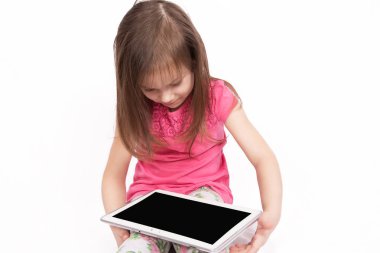 Beyaz zemin üzerine Tablet bilgisayar ile küçük kız