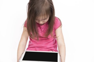 Beyaz zemin üzerine Tablet bilgisayar ile küçük kız