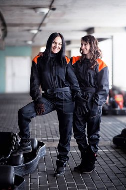 İki genç kız karting yarışçılar