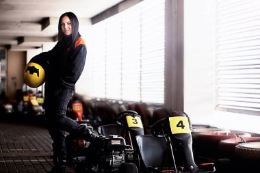 Genç kız karting yarışçısı