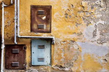 eski çimento duvarla kapı ve demir boru