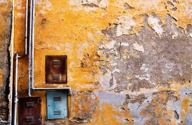 demir boru ile eski çimento duvar