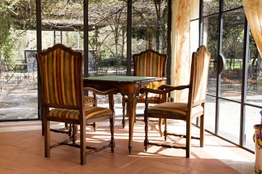 Ahşap antika masa orangeria büyük galibiyetle oturaklı