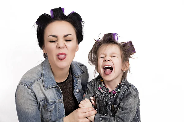 Ibu dan anak kecil di keriting rambut — Stok Foto