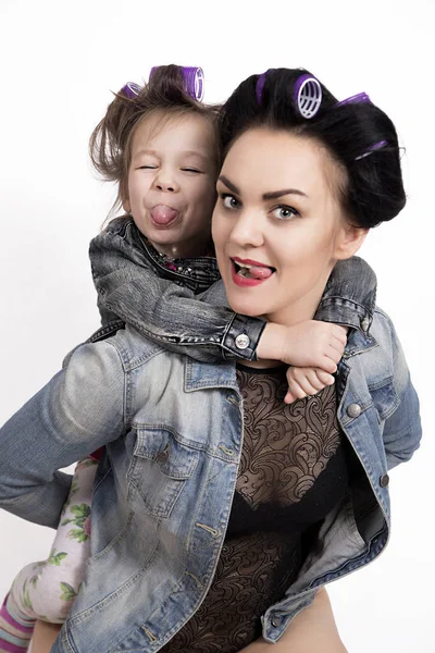 Ibu dan anak kecil di keriting rambut — Stok Foto