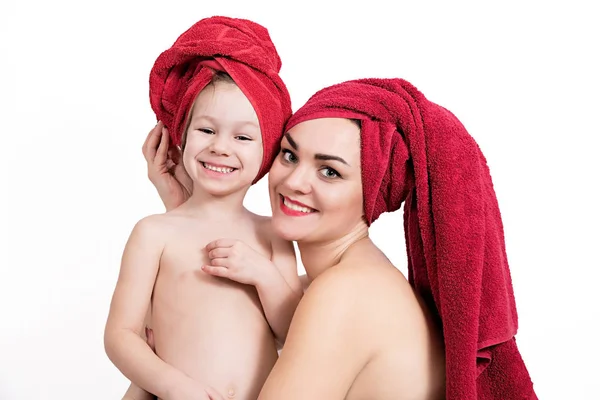 Mère et fille souriantes au moment du bain — Photo