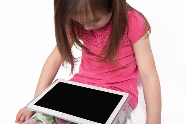 Petite fille avec ordinateur tablette sur fond blanc — Photo