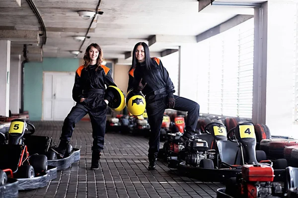 Dos chicas jóvenes karting corredores — Foto de Stock