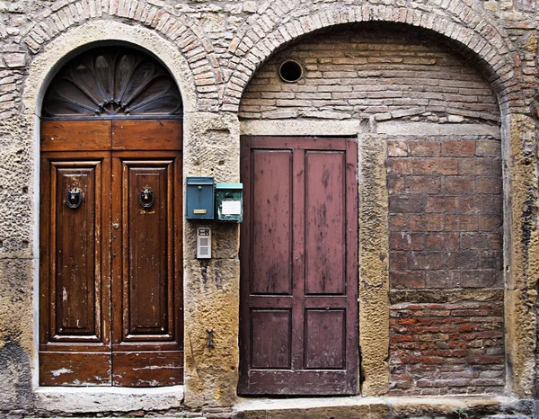 イタリアの古いドア土地歴史的なヨーロッパ建築と木材 — ストック写真