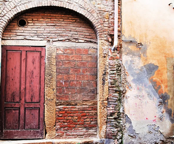 Vecchia porta in Italia terra europa architettura e legno la storica — Foto Stock