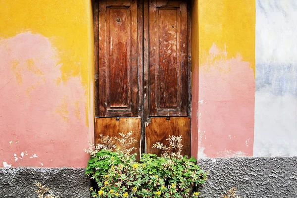 Klassische italienische Türen an Wänden in rosa und orange gestrichen — Stockfoto