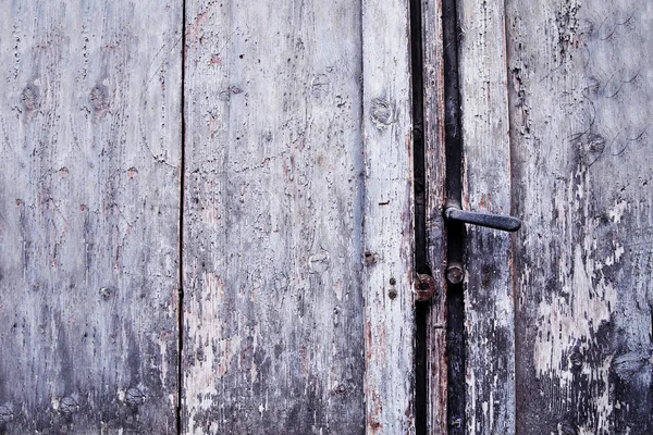 Puerta vieja con mango oxidado y cerradura, Italia — Foto de Stock