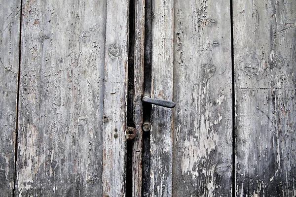 Maniglia vecchia porta arrugginita e buco della serratura, Italia — Foto Stock