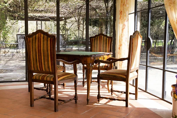 Tavolo antico in legno massello con sedie in arangeria con grande vittoria — Foto Stock