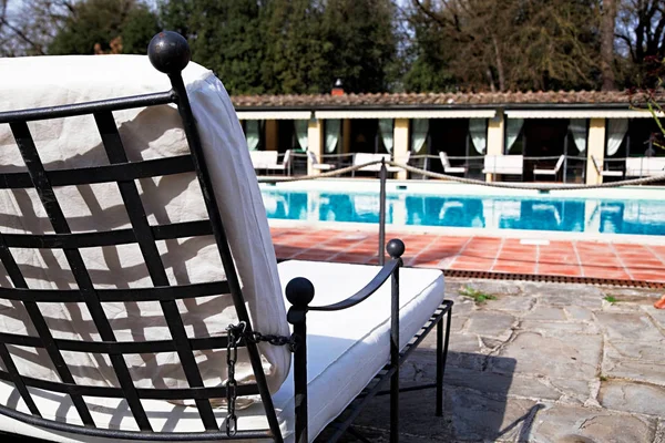 Sedie a sdraio che invitano al relax e al riposo vicino alla piscina — Foto Stock