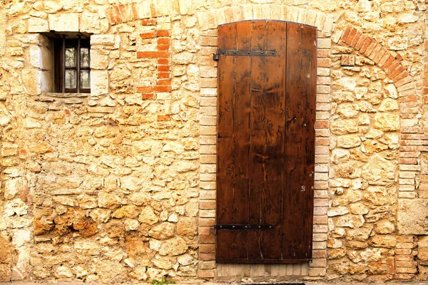 古いトスカナ式の壁 - 中世石とレンガの壁にダークブラウンのドア — ストック写真