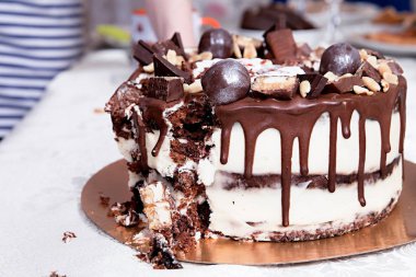 Dekor, beyaz krema ve reçel ile çikolatalı kek