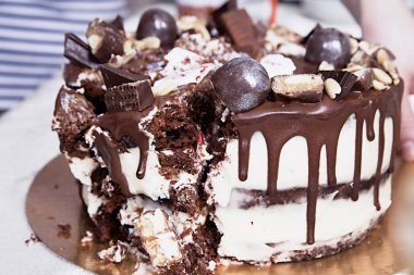 Dekor, beyaz krema ve reçel ile çikolatalı kek