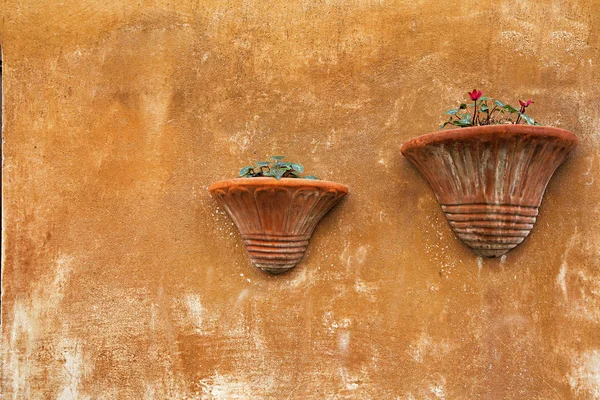 Decorativo muro vintage con pentole in pietra — Foto Stock