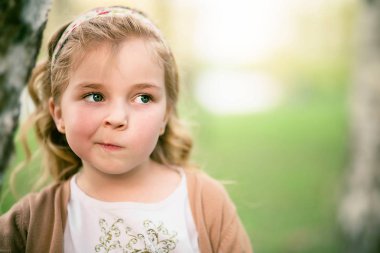 küçük kız bir yere bakar ve düşünüyorum