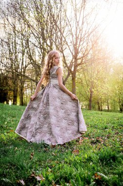 romantik genç bir kadın açık poz