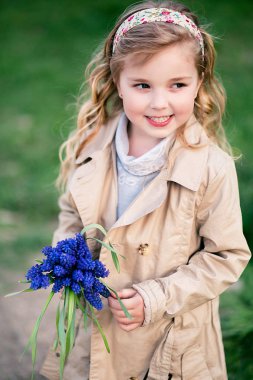 çiçekli küçük mutlu kız