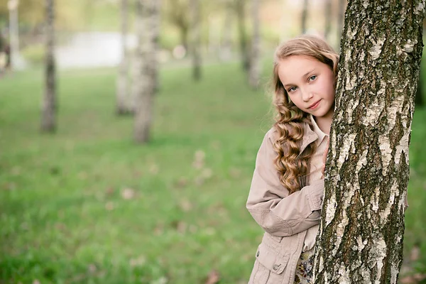 Arckép-ból gyönyörű lány állt közel a fa — Stock Fotó