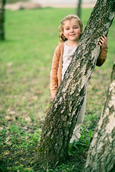 A fiatal, szép, boldog lány portréja — Stock Fotó