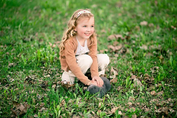 Όμορφο κορίτσι παίζει με το μικρό κουνέλι — Φωτογραφία Αρχείου