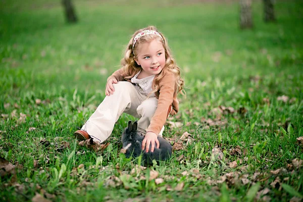 Csinos lány játszik a kis nyúl — Stock Fotó