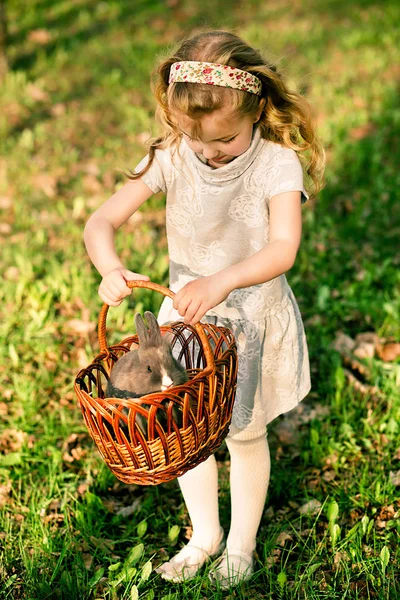 Ευτυχισμένος κορίτσι με κουνέλι στο καλάθι — Φωτογραφία Αρχείου