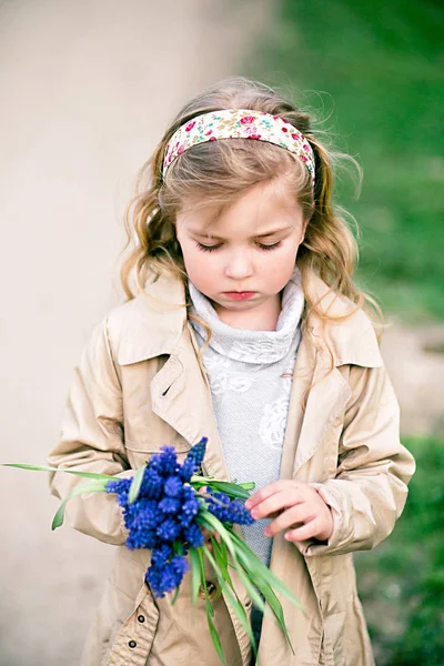 Menina triste com flores — Fotografia de Stock