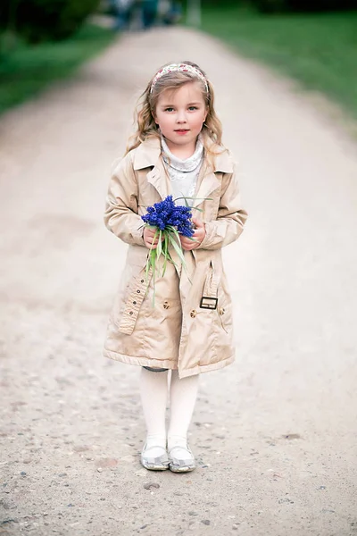 Petite fille heureuse avec des fleurs — Photo