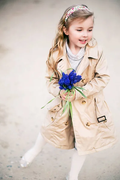 Ευτυχισμένος κορίτσι με τα λουλούδια — Φωτογραφία Αρχείου
