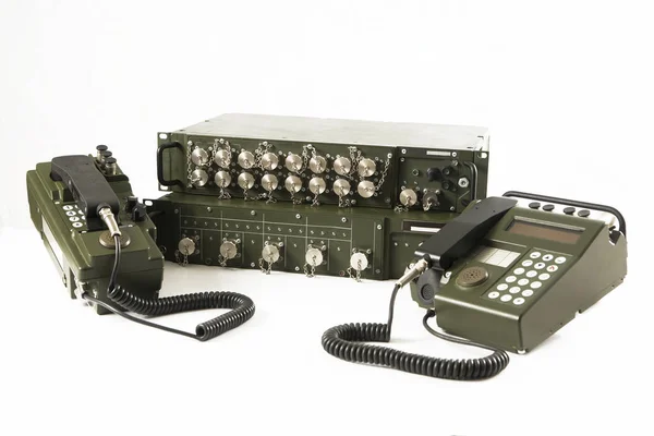 beyaz izole askeri iletişim istasyonu 