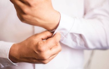 yakın bir el adamın nasıl gömlek giyer beyaz