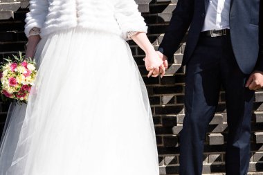 Düğün teması, el ele tutuşmalar, yeni evliler.