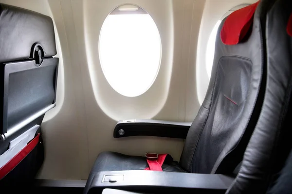 Ряд сидений в салоне самолета — стоковое фото