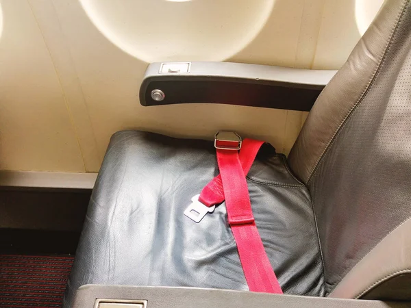 Cinturão de segurança na tomada de assento no avião — Fotografia de Stock