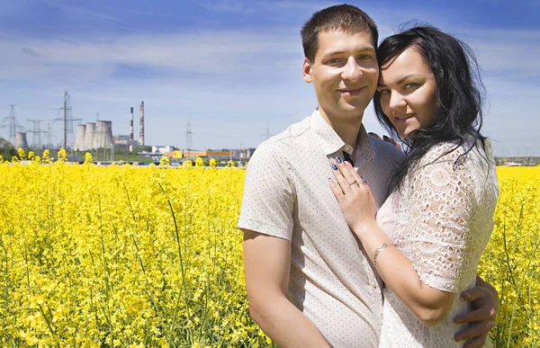 Счастливые люди на желтом поле и синем небе — стоковое фото