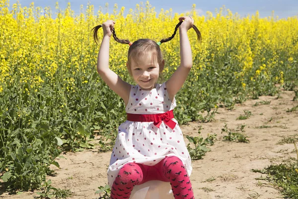 Pequeño niño feliz con pelo de coletas —  Fotos de Stock