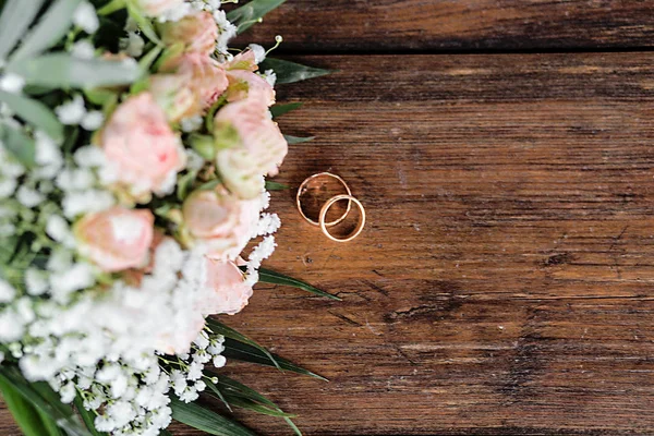 结婚戒指。婚礼鲜花 — 图库照片