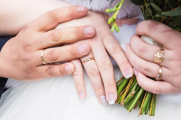 Mãos de casal recém-casados com anéis de casamento — Fotografia de Stock